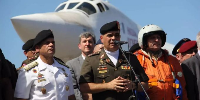 Venezuelas Verteidigungsminister Vladimir Padrino Lopez (m) ruft zur Geschlossenheit im Militär auf. (Archivbild)§ Venezuela Kolumbien