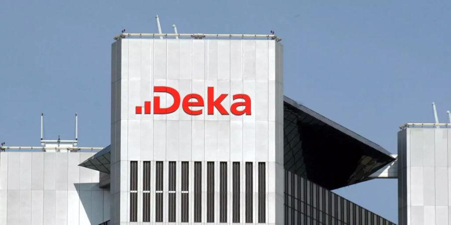 Das Logo der Deka an einem Hochhaus in Frankfurt/Main.