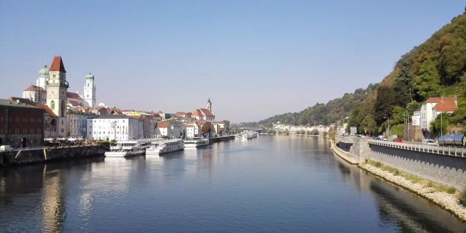 Ein Fluss, der durch die Stadt Passau fliesst.