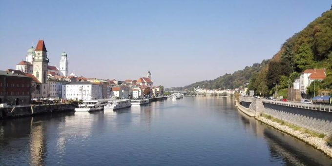 Durch Passau fliesst die Donau. Ein Fluss, der durch die Stadt Passau fliesst.