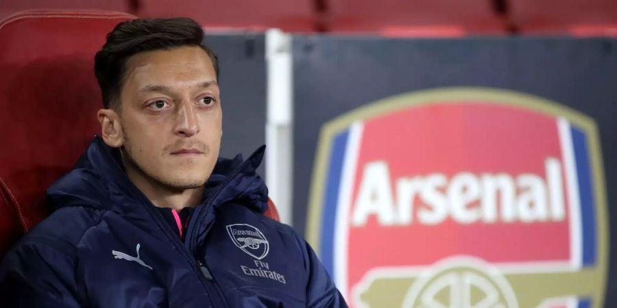 Mesut Özil von Arsenal sitzt auf der Bank.