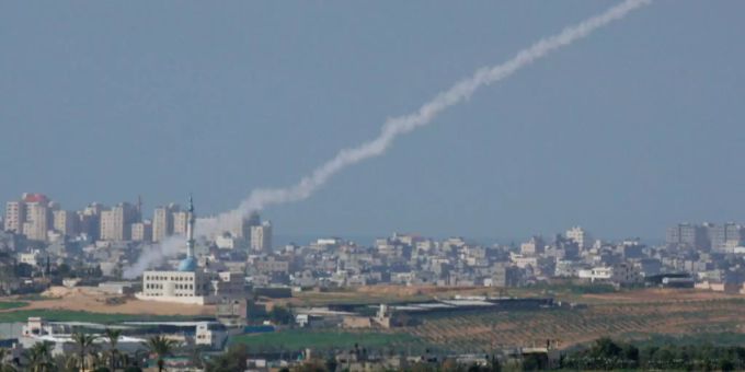 Israel greift Ziele im Gazastreifen an. (Symbolbild) Rauchspuren einer Rakete von militanten Palästinensern.