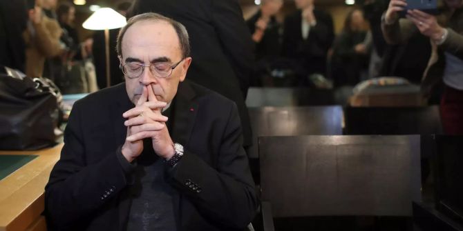 Philippe Barbarin in Gerichtssaal.