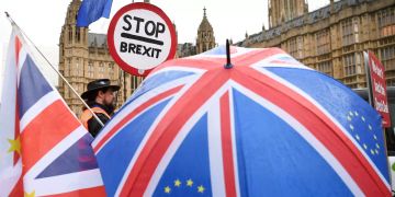 Ein Demonstrant demonstriert gegen den Brexit.