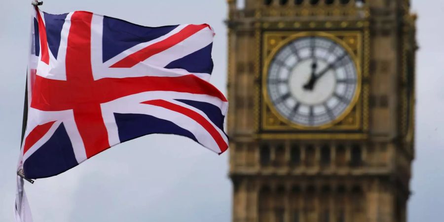 Eine britische Flagge vor dem Big Ben.