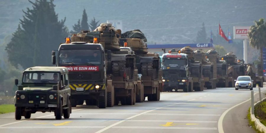 Ein Konvoi türkischer Militärlaster mit Panzern.