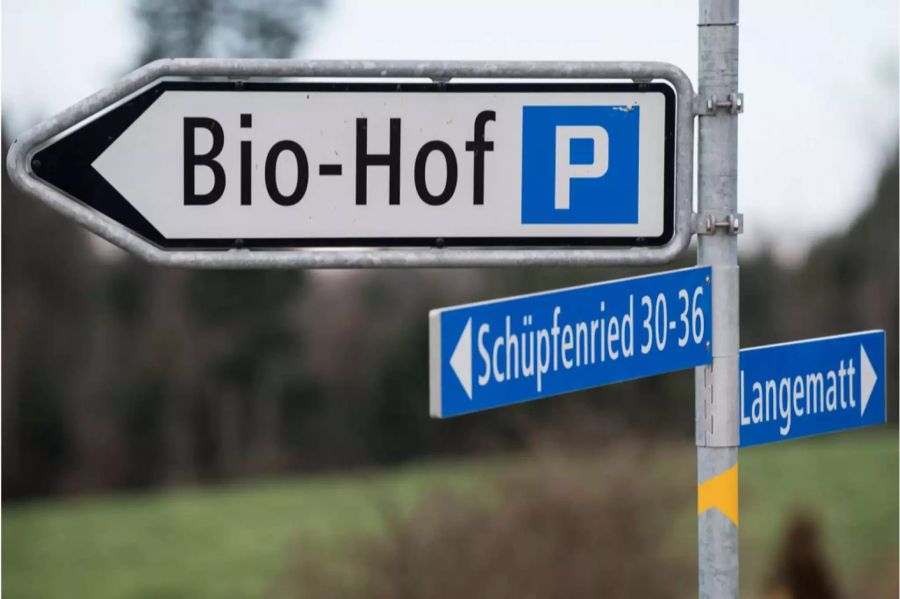 Eine Tafel weist auf den Bio-Hof