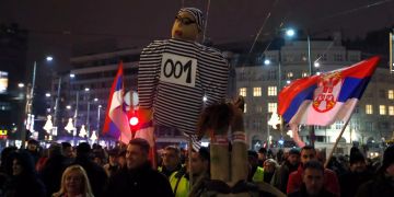 Die Demonstranten lassen eine Vucic-Verbrecher-Puppe steigen.