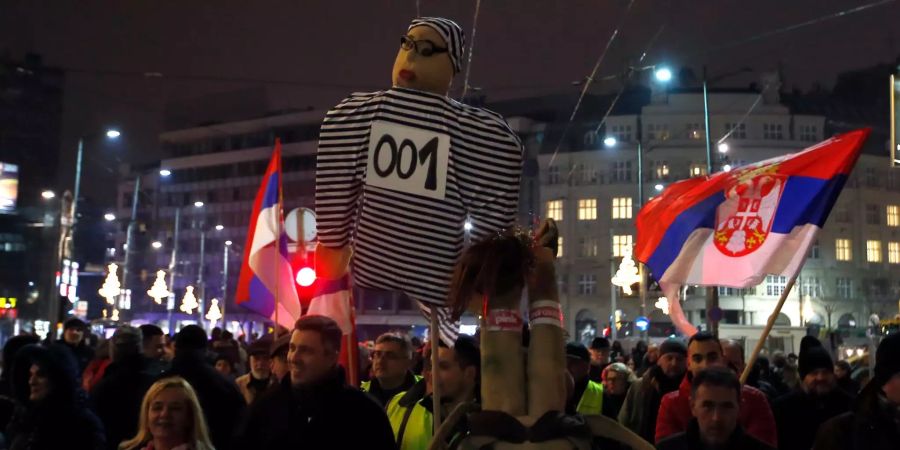 Die Demonstranten lassen eine Vucic-Verbrecher-Puppe steigen.