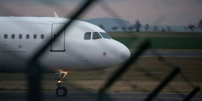 Ein Airbus A320  steht auf der Rollbahn.