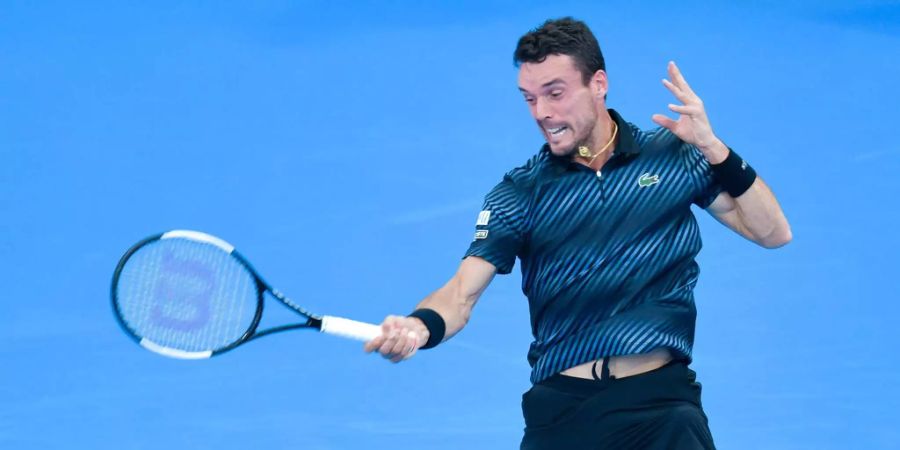 Roberto Bautista Agut schlägt eine Vorhand gegen Stan Wawrinka