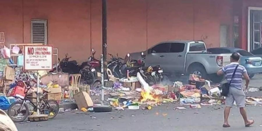 Trümmer liegen nach der Explosion am Boden.