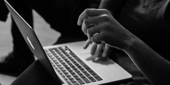 Eine Person surft auf ihrem Laptop. Eine Person surft auf ihrem Laptop
