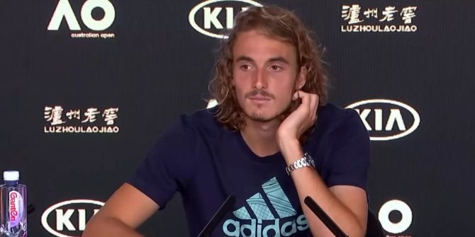 Stefanos Tsitsipas spricht nach seinem Halbfinal mit den Medien