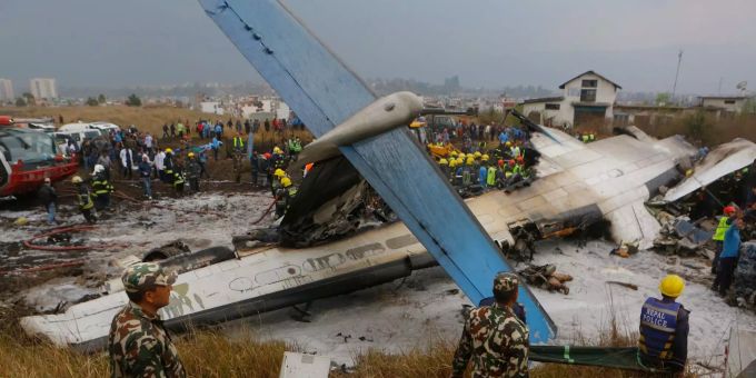 Ein «emotionaler Zusammenbruch» des Piloten hat nach einem offiziellen Bericht zu einem Flugzeugunglück in Nepal mit 51 Toten vor gut zehn Monaten geführt. Flugzeug auf Flughafen von Kathmandu verunglückt.