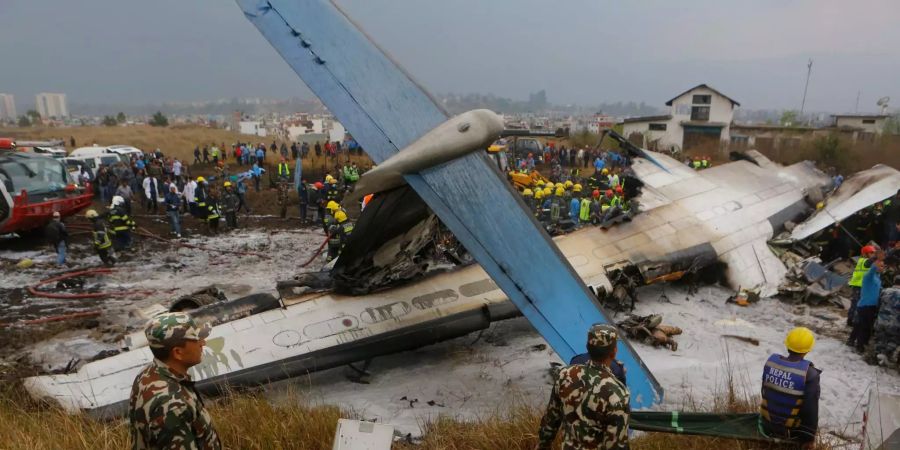 Flugzeug auf Flughafen von Kathmandu verunglückt.