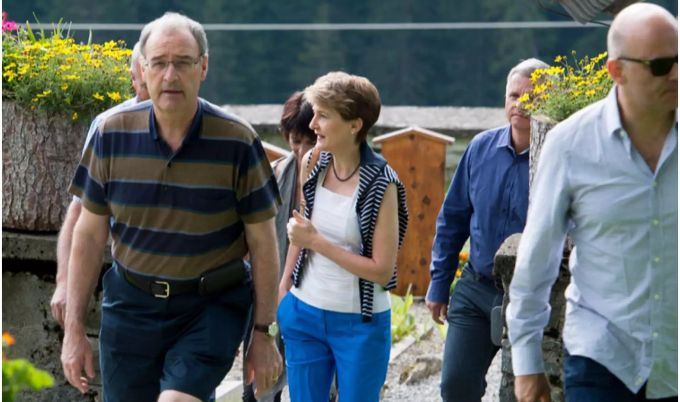 Das Smartphone zum Twittern trägt Guy Parmelin bereits bei sich, wie er auf der Bundesratsreise 2016 demonstrierte. Guy Parmelin Smartphone