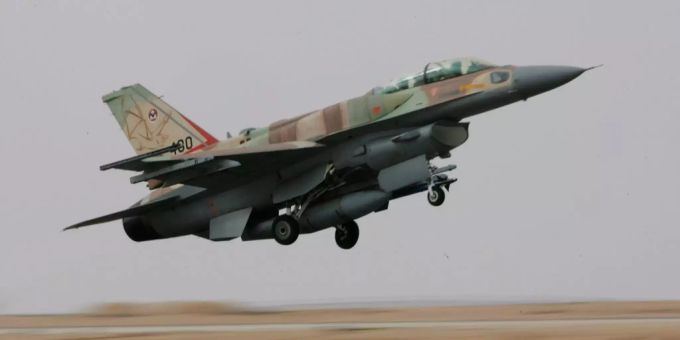 Israel fliegt momentan Angriffe in Syrien. Russland fordert nun, dass Israel die Angriffe beendet (Symbolbild). Ein israelischer Kampfjet.