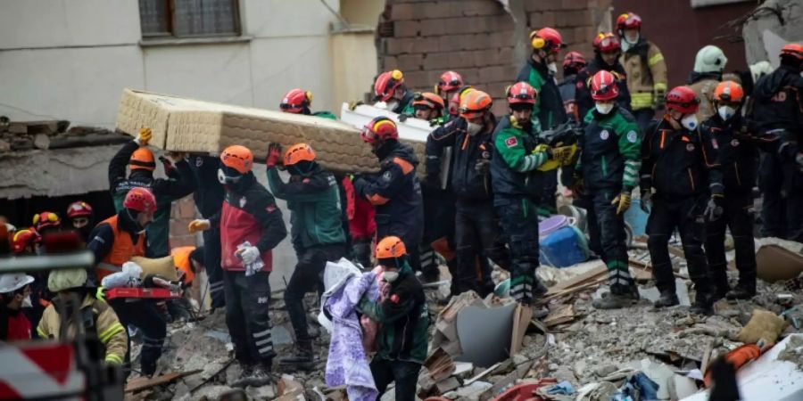 Mindestens zehn Tote bei Einsturz von Wohnhaus in Istanbul