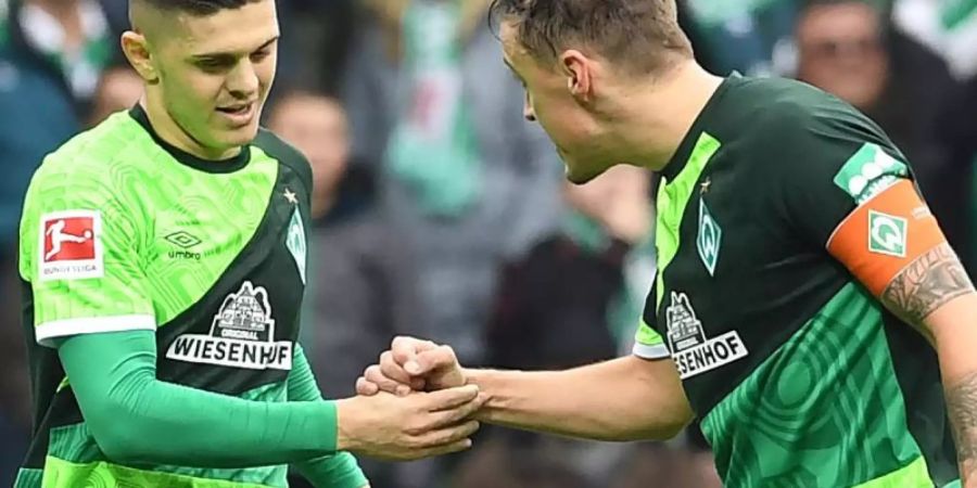 Werder Bremens Max Kruse (r) gratuliert Milot Rashica zu seinem Tor zum 3:0. Foto: Carmen Jaspersen