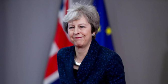 Theresa May auf dem Weg zu einer Pressekonferenz.