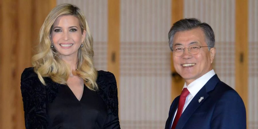 Ivanka Trump spricht mit Südkoreas Präsident Moon Jae In über Nordkorea.