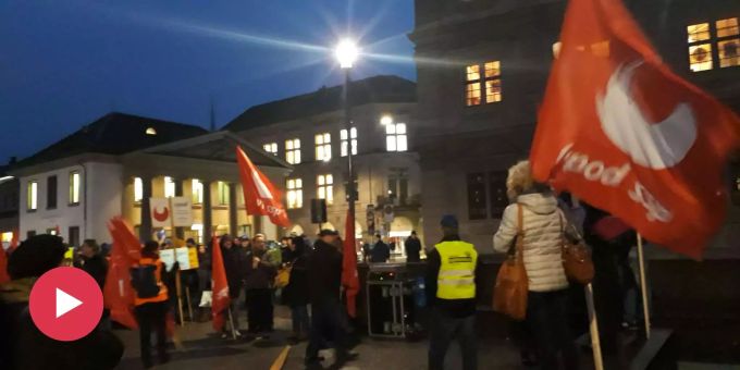 Demo von Lehrer und Polizisten - «Wir fordern mehr Lohn und Ferien»