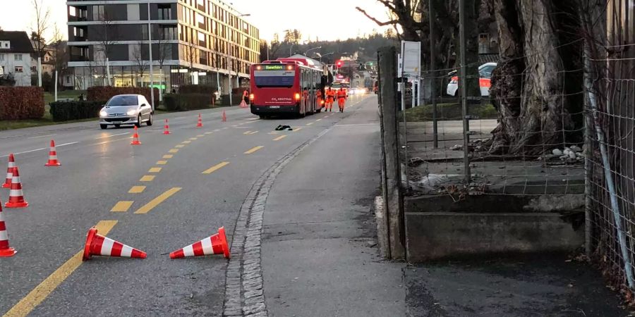 Die Strasse von Bern Richtung Köniz und Schwarzenburg war am Dienstagabend teilweise gesperrt.