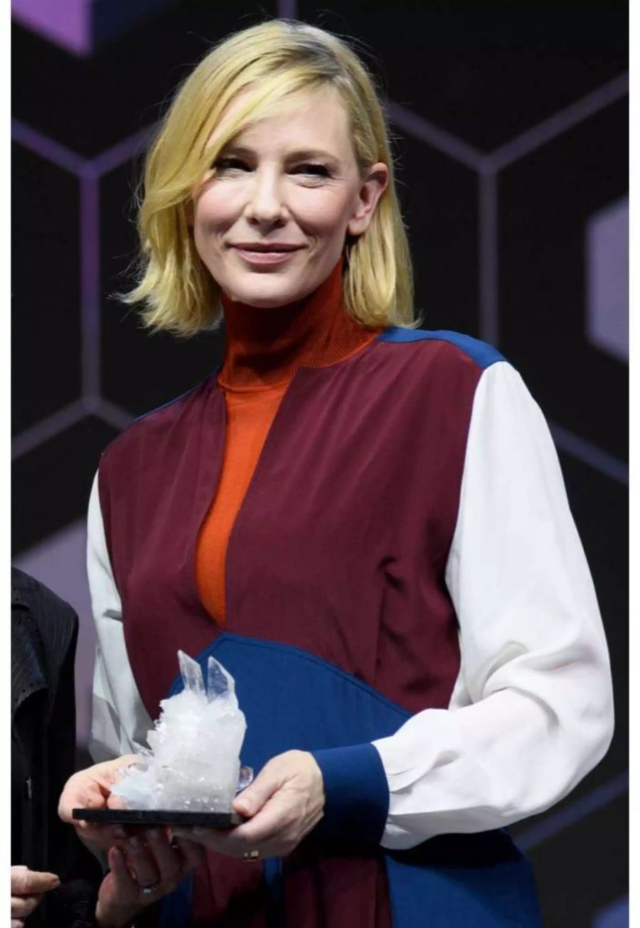 Cate Blanchett erhält am WEF in Davos den Crystal-Award.