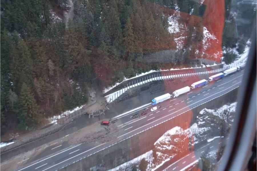 Elf Schwerfahrzeuge und sechs Personenwagen sind auf der Autobahn A2 blockiert.