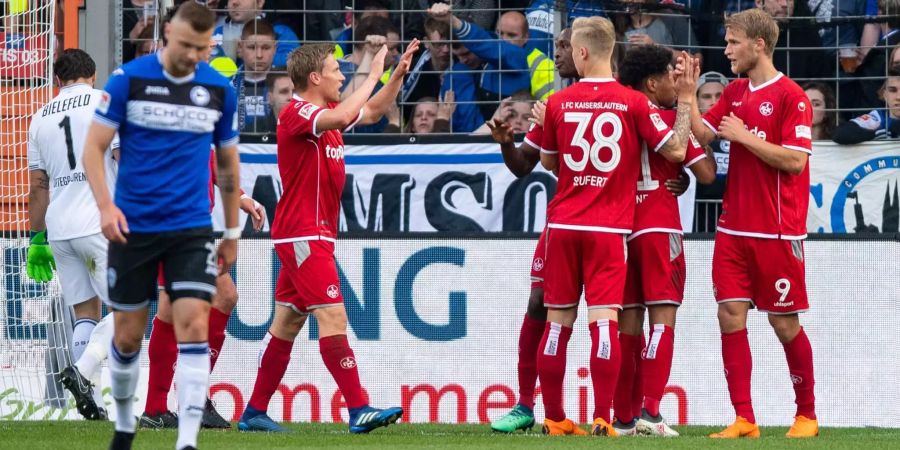 Die Pfälzer gewannen als Aufsteiger 1998 sensationell den Titel. Zwei Jahre zuvor war der FCK nach 33 Jahren abgestiegen. Nun stürzt der finanziell angeschlagene Club in die 3. Liga ab.