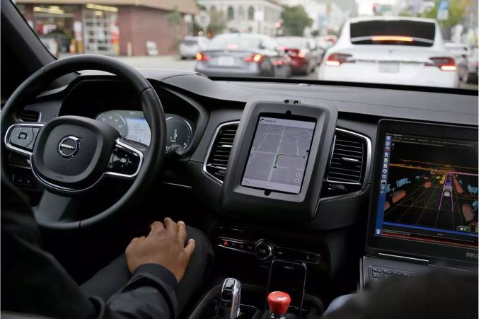 Eine Fussgängerin starb nach einem Unfall mit einem selbstfahrendem Auto von Uber. Eine Fussgängerin starb nach einem Unfall mit einem selbstfahrendem Auto von Uber.