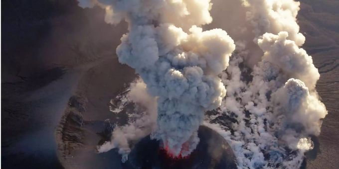 In den vergangenen Wochen war auch der nur fünf Kilometer entfernte Vulkan Shinmoedake mehrmals ausgebrochen. In den vergangenen Wochen war auch der nur fünf Kilometer entfernte Vulkan Shinmoedake mehrmals ausgebrochen.