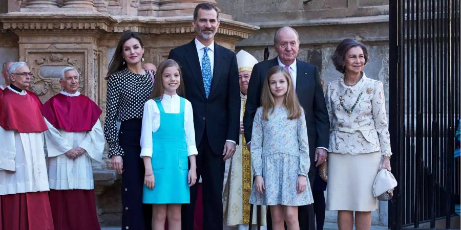 Die spanische Königsfamilie nach dem Ostergottesdienst: Zwischen Königin Letizia (hinten links) und Königin Sofia (r.) soll es geknallt haben.