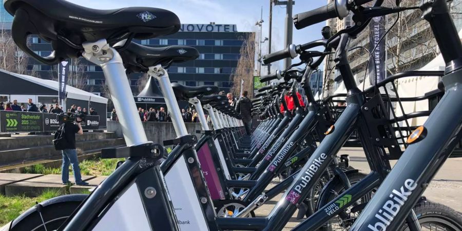 Rund 30 Velos stehen seit heute an der Station auf dem Turbinenplatz in Zürich.