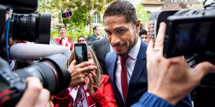 Peru-Star Guerrero macht Selfies vor der Gerichtsverhandlung.