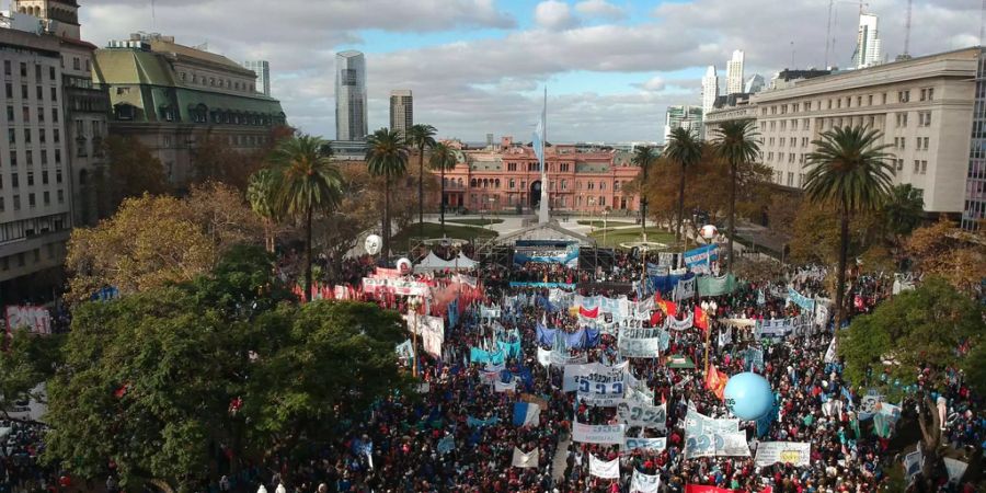 In der Hauptstadt Buenos Aires gingen zehntausende Menschen auf die Strasse.