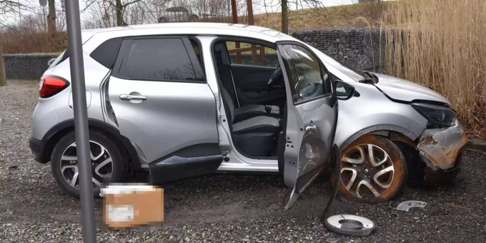 Gestern Samstag kollidierte ein 70-jähriger Autofahrer mit einer Steinmauer. Gestern Samstag kollidierte ein 70-jähriger Autofahrer mit einer Steinmauer.