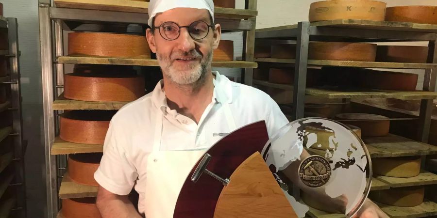 Ewald Schafer mit der Trophäe vom «World Championship Cheese Contest»