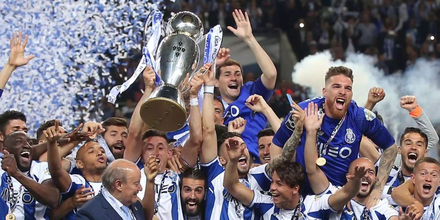 Der FC Porto lässt sich zum ersten Mal seit 2013 wieder zum portugiesischen Meister krönen. Die Mannschaft verwies Benfica und Sporting auf die Ränge zwei und drei.