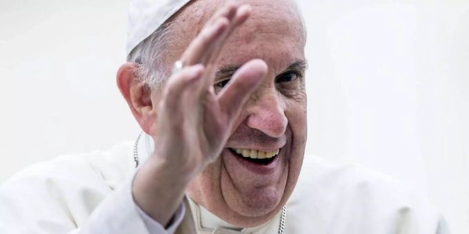 Das Oberhahupt der Römisch-katholischen Kirche, Papst Franziskus, winkt. Papst Franziskus