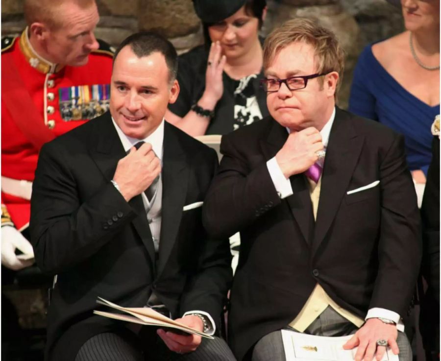 weniger über ihre Plätze gefreut haben dürften sich Sir Elton John und sein Partner David Furnish.