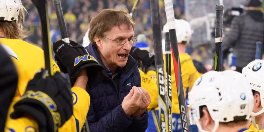 Leidenschaftlich aufbrausend: Arno del Curto steht seit über 20 Jahren als geladenes Alteisen an der Bande des HC Davos.