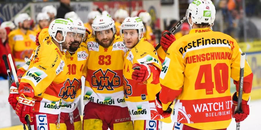 Die Spieler des EHC Biel jubeln nach dem 3:1 durch Mauro Dufner (Nr. 83).