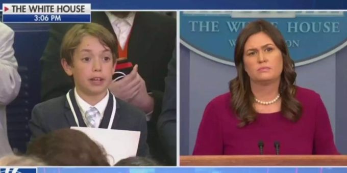 Der 13-Jährige erzählt Sanders von einer Übung an seiner Schule. Der 13-Jährige erzählt Sanders von einer Übung an seiner Schule.
