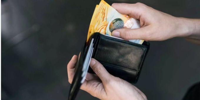 Das Einkommen der Bevölkerung schmälert sich. (Symbolbild) Portemonnaie
