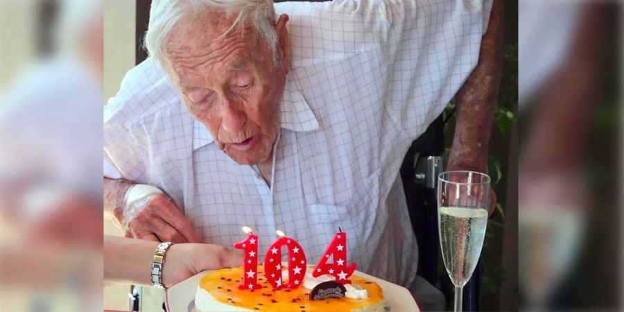 Der Professor hat nach 104 Jahren genug vom Leben.