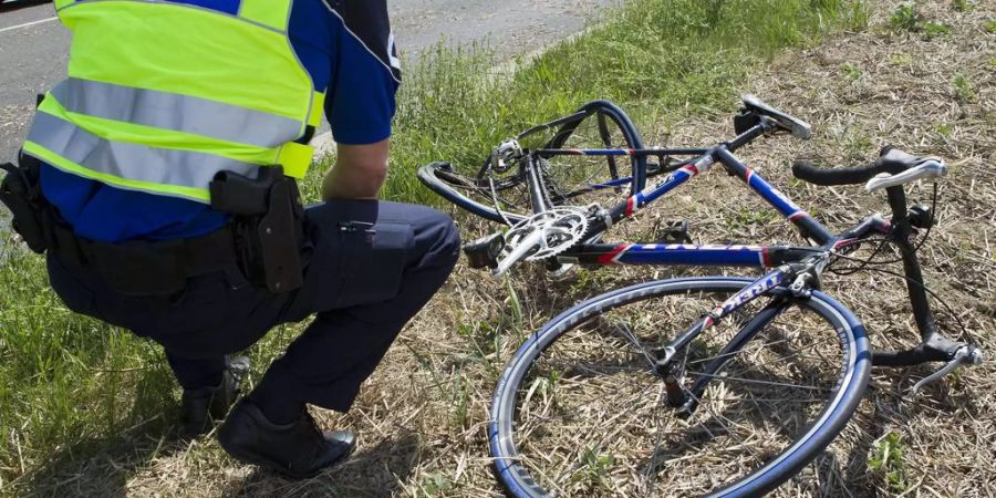 Velofahrer verletzt sich bei Selbstunfall (Symbolbild), Keystone