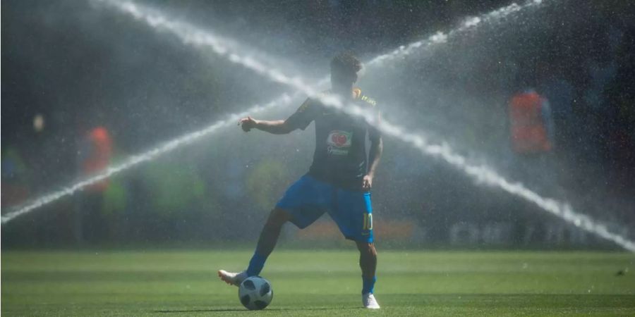 Neymar läuft sich in der Pause in Anfield ein und geniesst eine Abkühlung.