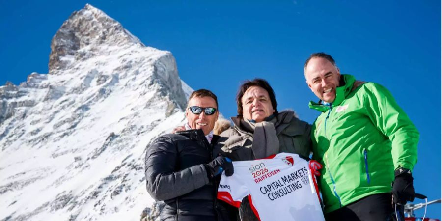 Christian Consantin (M.) wirbt mit dem ehemaligen Skifahrer Pirmin Zurbriggen (l.) und dem Walliser Staatsrat Christophe Darbellay (CVP) für Sion 2026.